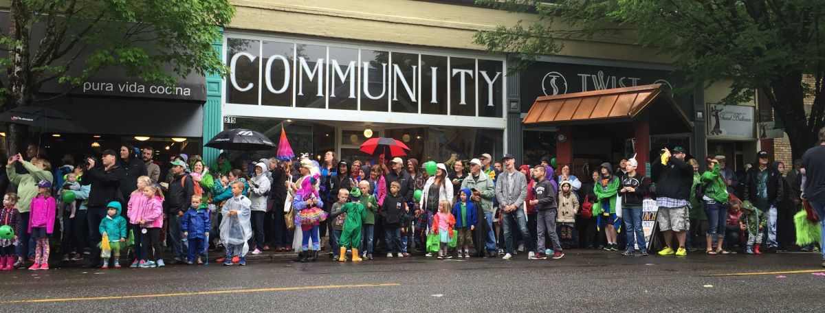 McMinnville residents gather for the UFO Festival parade