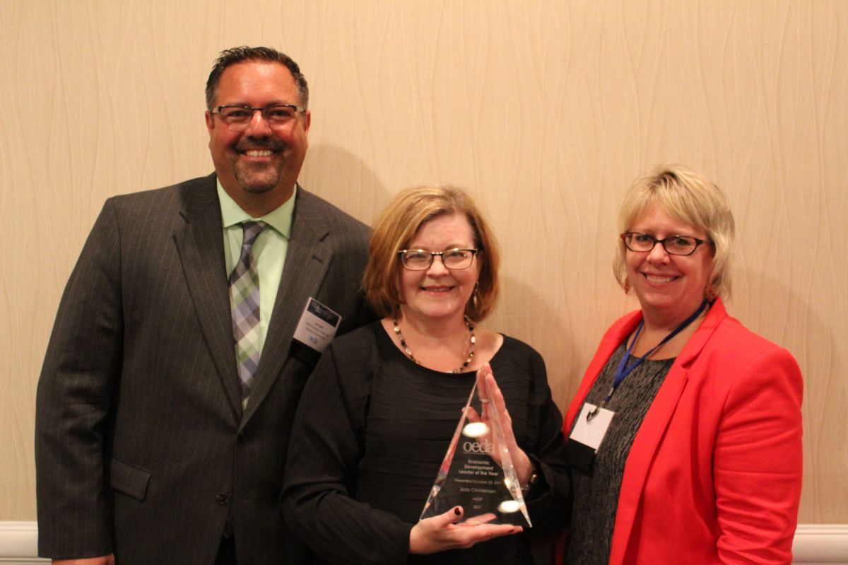 MEDP Executive Director Jody Christensen stands with current and past OEDA Presidents to receive her award.